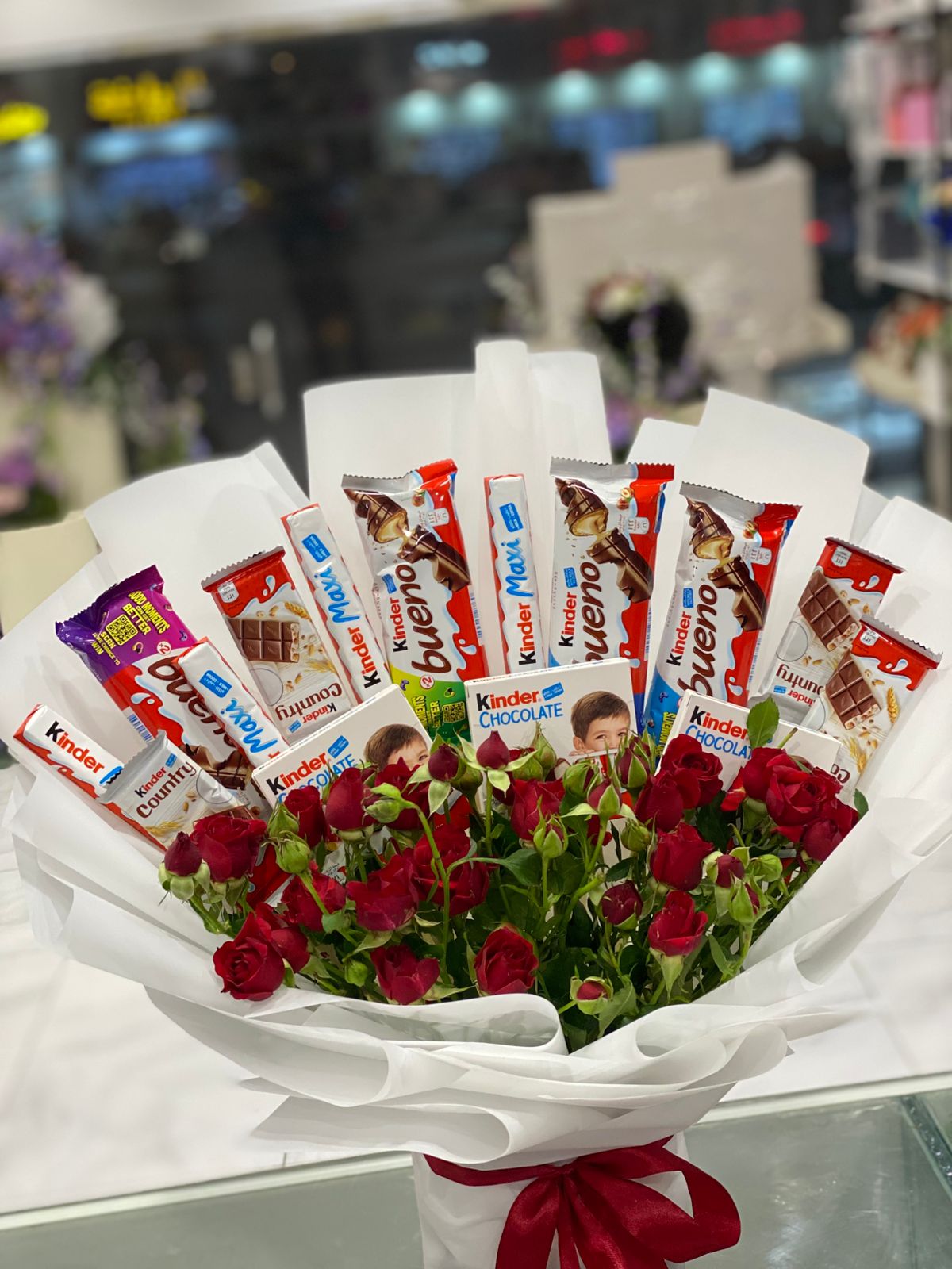 باقة الحلويات A bouquet of sweets with baby roses - Image 1